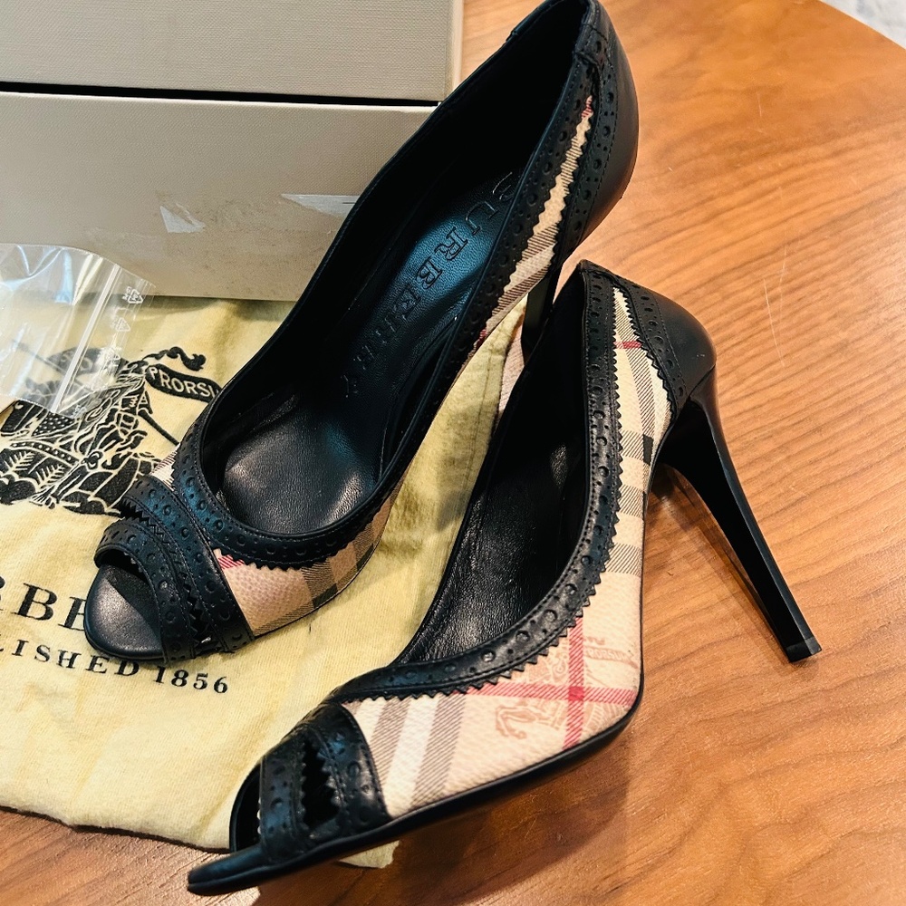 Burberry peep toes leather pump